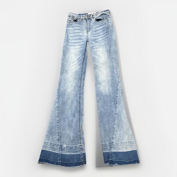 Almost Famous Jeans Woman’s‎ Size 0 Blue Denim Distressed Flared Leg 25x30.5 - Picture 1 of 7